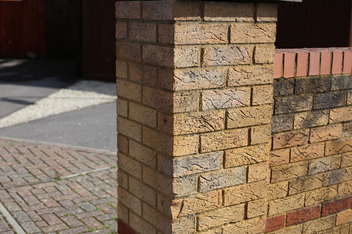 Brick pillar paving